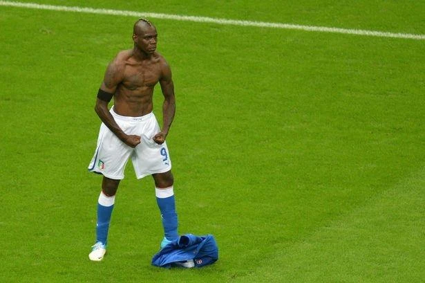 Pha mừng bàn huyền thoại của Mario Balotelli 
